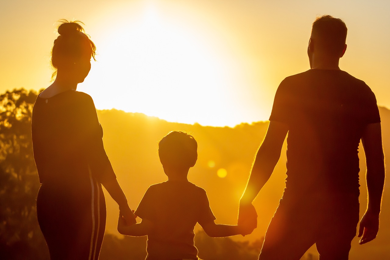 family 7392843_1280