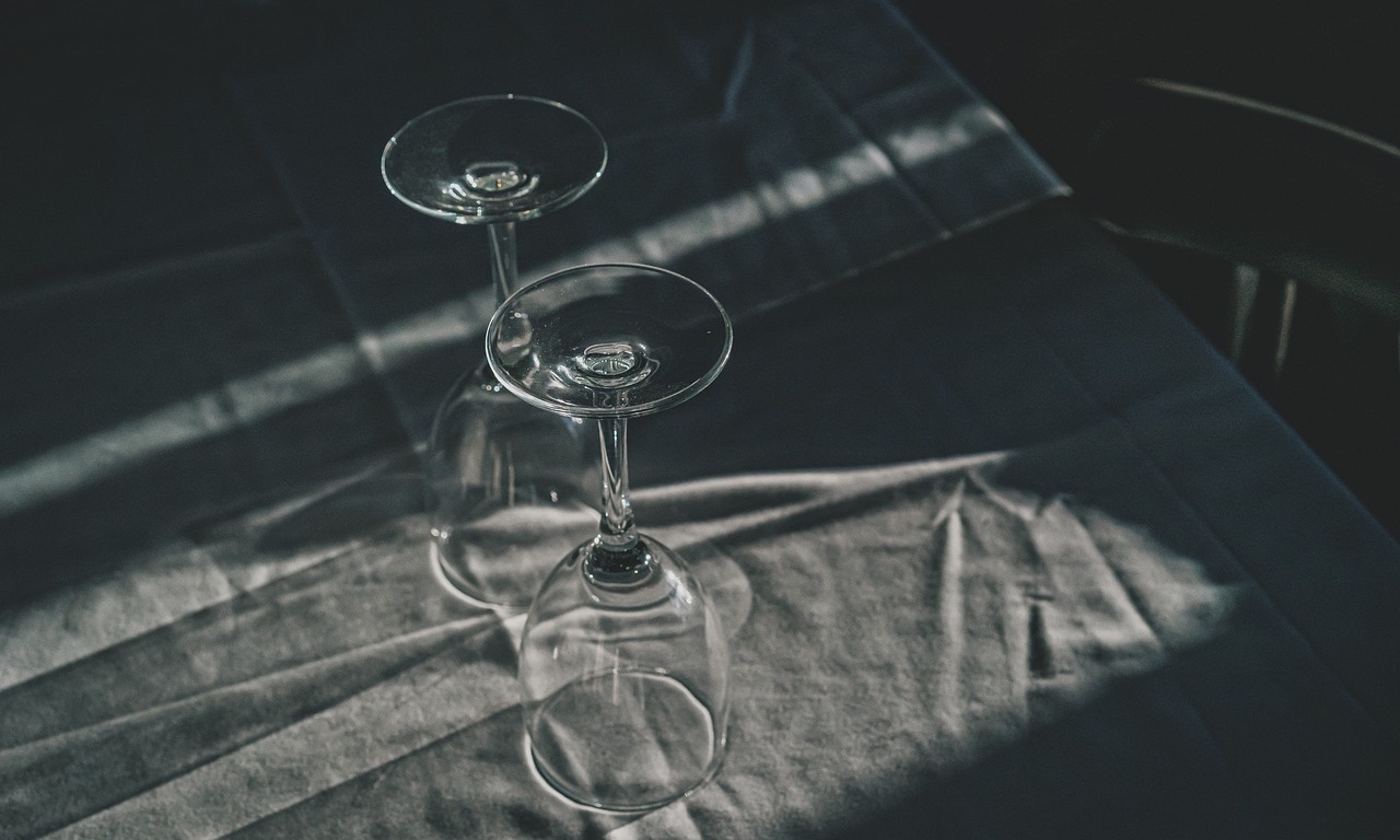 table 5706576_1280